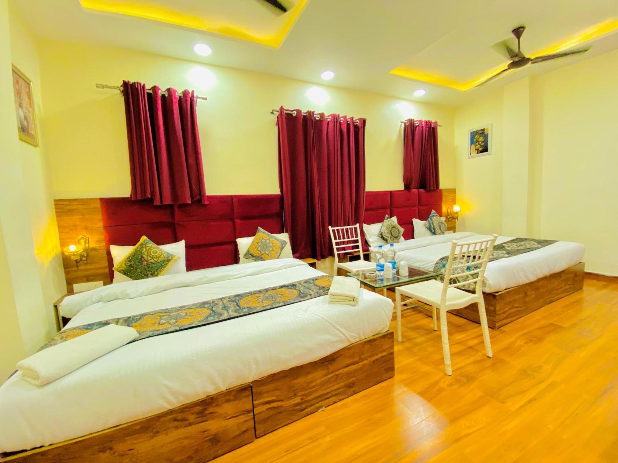 Hotel Holiday First 300 Meter From Golden Temple Амритсар Экстерьер фото