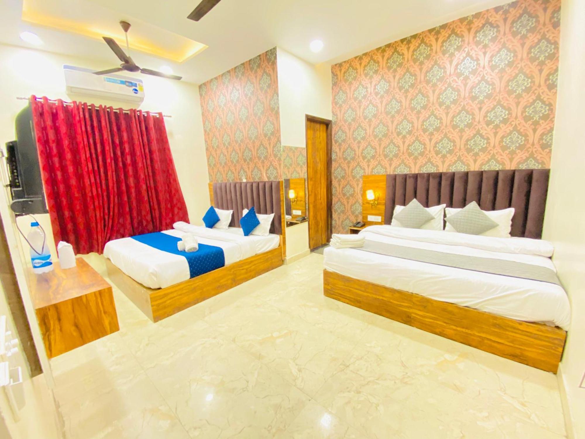 Hotel Holiday First 300 Meter From Golden Temple Амритсар Экстерьер фото