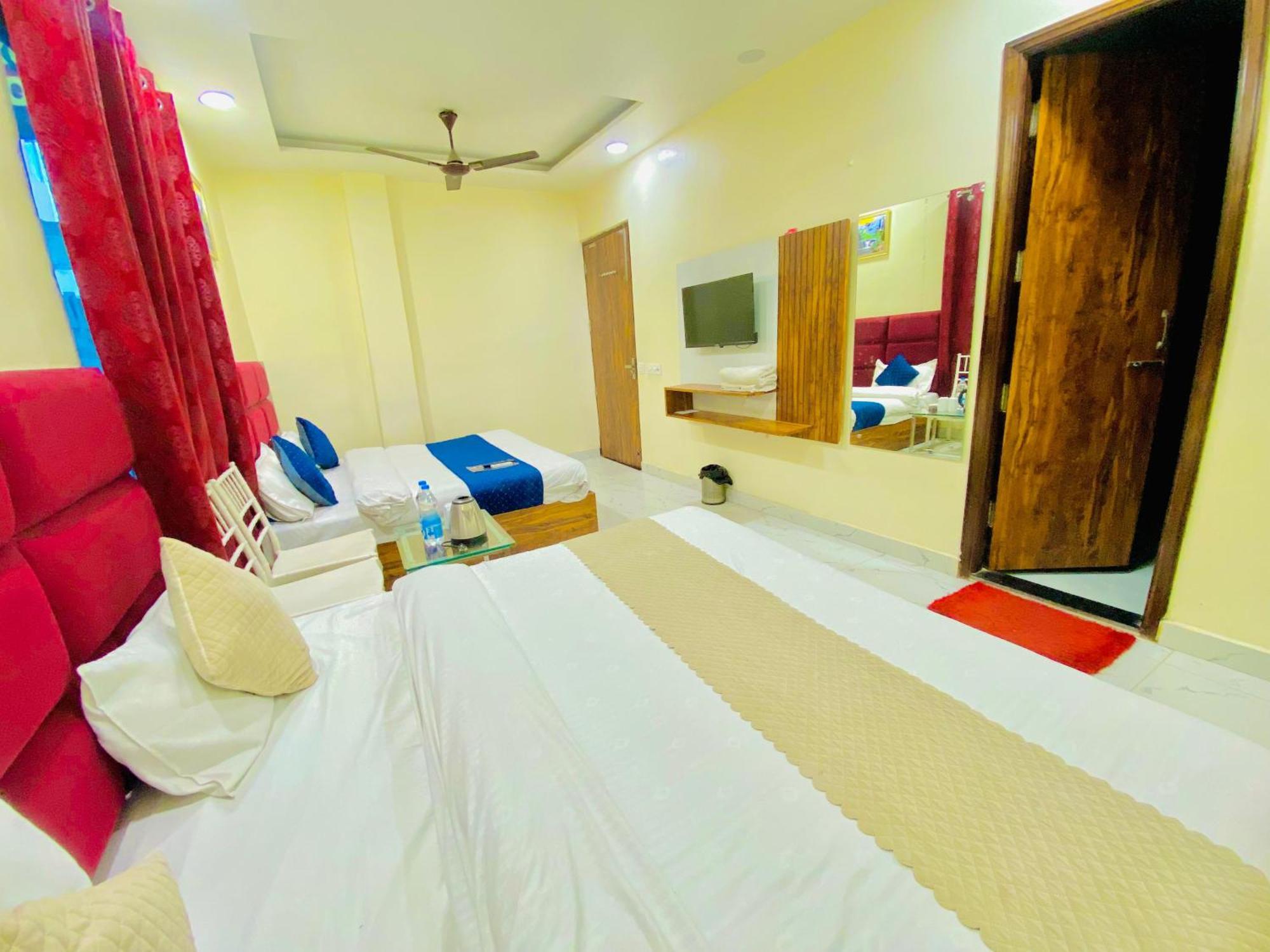 Hotel Holiday First 300 Meter From Golden Temple Амритсар Экстерьер фото