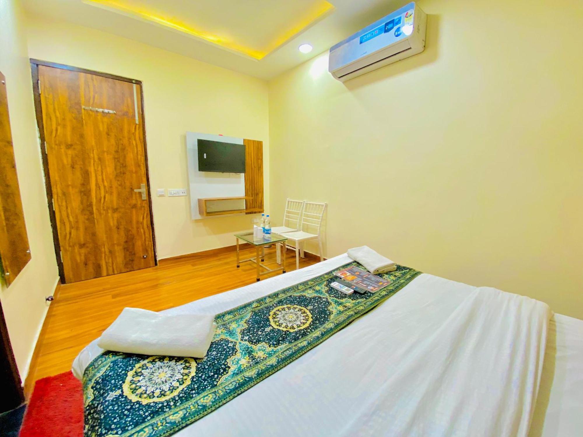 Hotel Holiday First 300 Meter From Golden Temple Амритсар Экстерьер фото