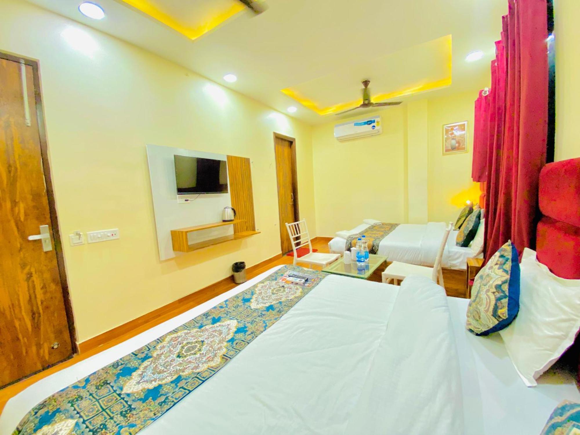 Hotel Holiday First 300 Meter From Golden Temple Амритсар Экстерьер фото