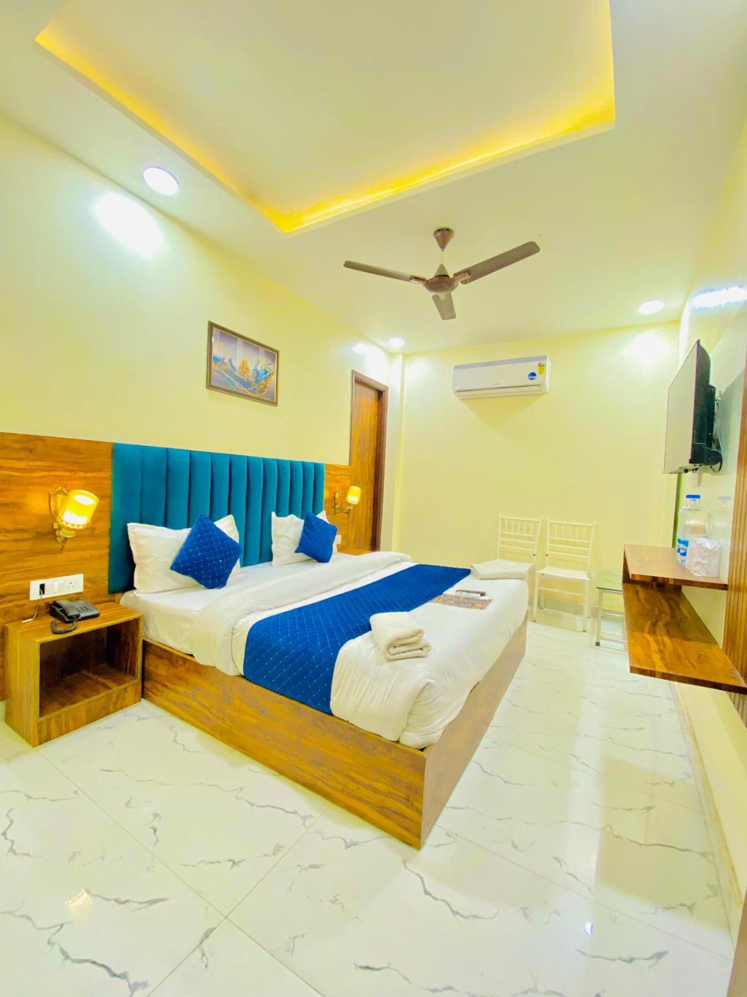 Hotel Holiday First 300 Meter From Golden Temple Амритсар Экстерьер фото